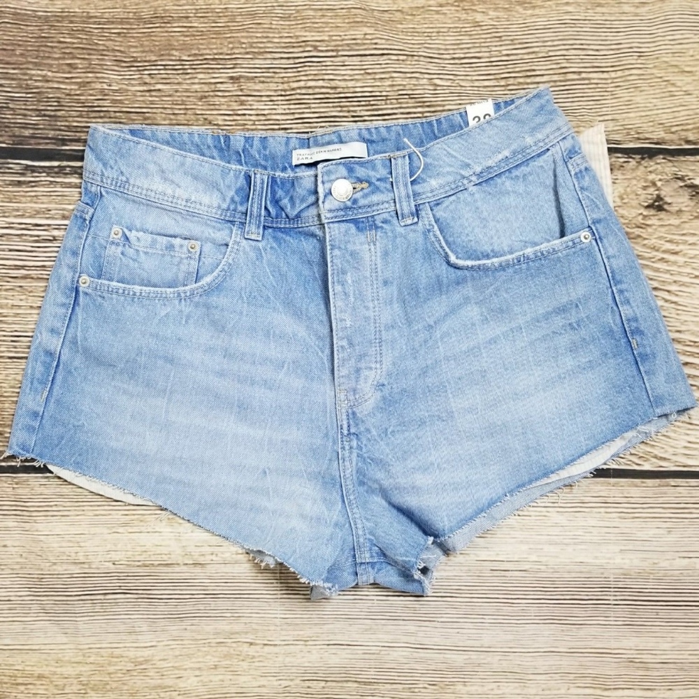 Zara Trafaluc 6 light wash cut off denim shorts